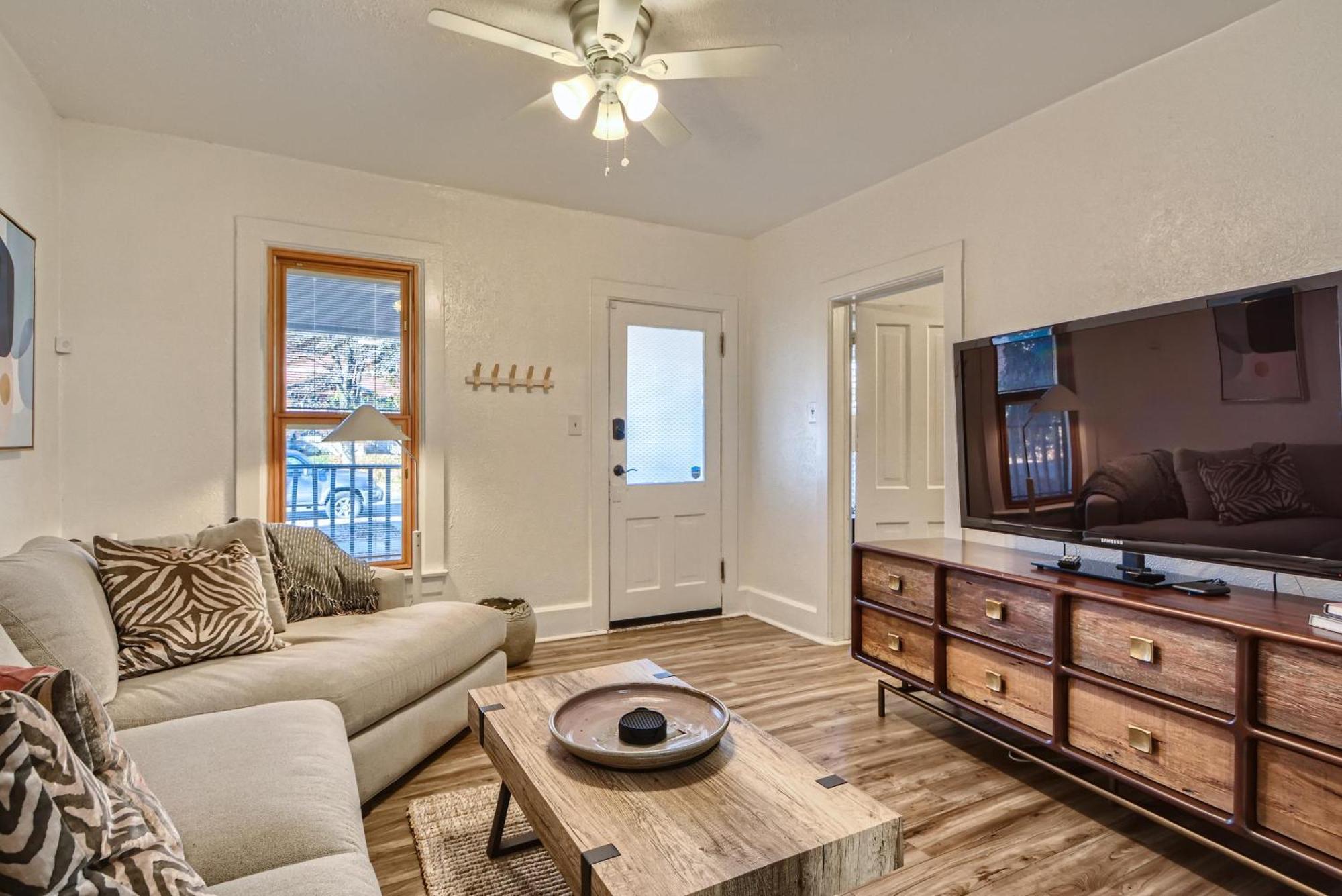 Holiday home 1864 N Race St *